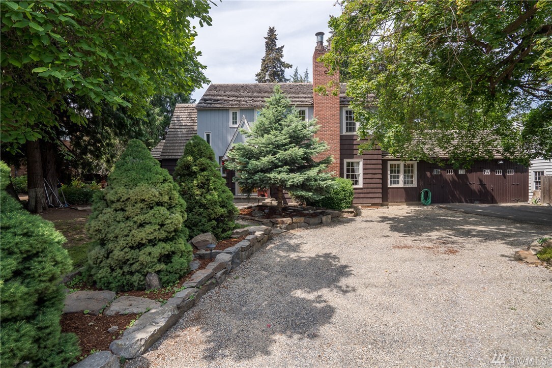 Property Photo:  24 S Miller St  WA 98801 