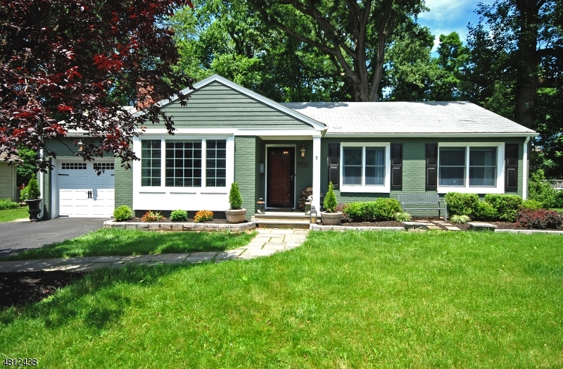 Property Photo:  5 Dayton Cres  NJ 07924 