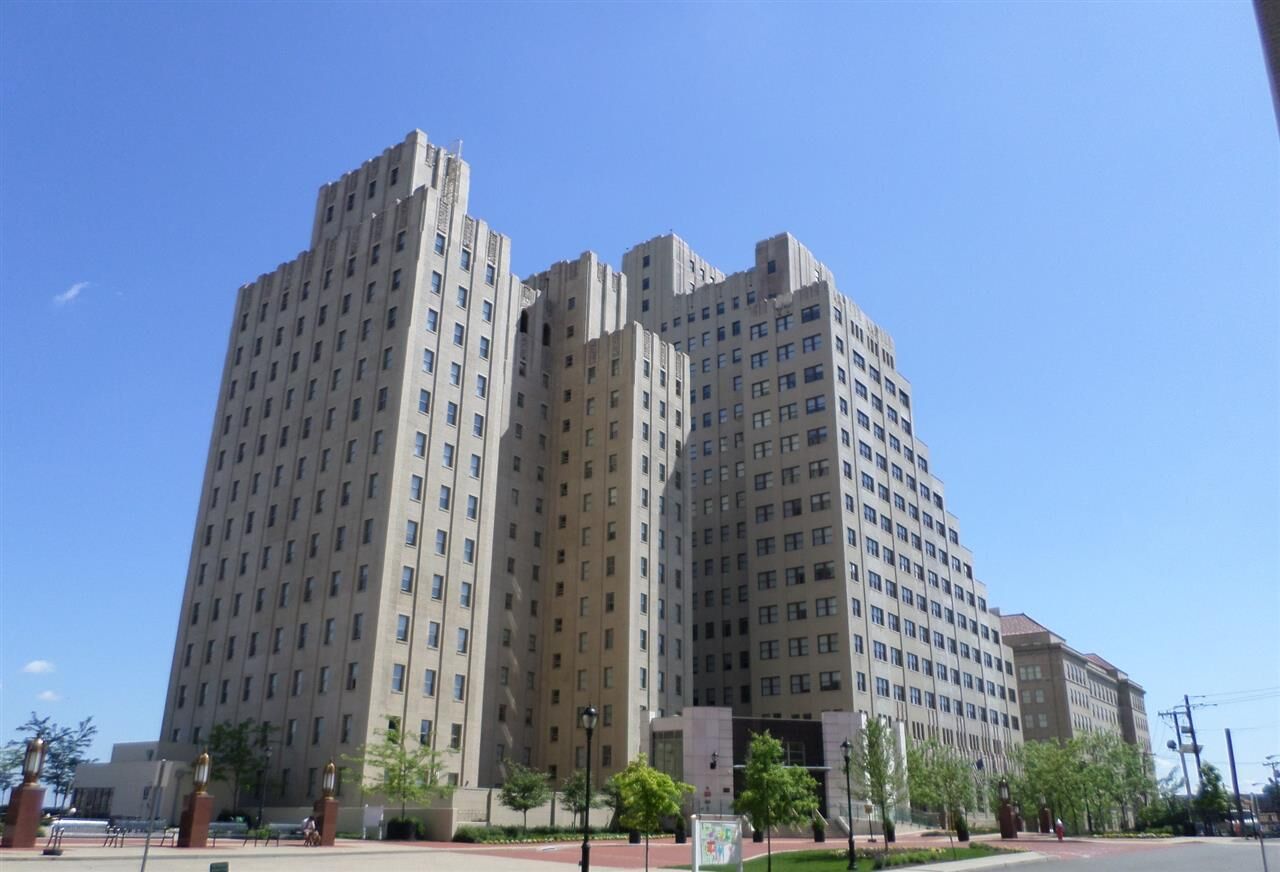 Property Photo:  4 Beacon Way 1212  NJ 07304 