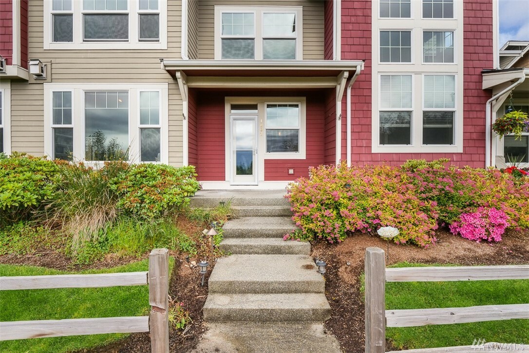 Property Photo:  7812 Fairway Ave SE 1002  WA 98065 