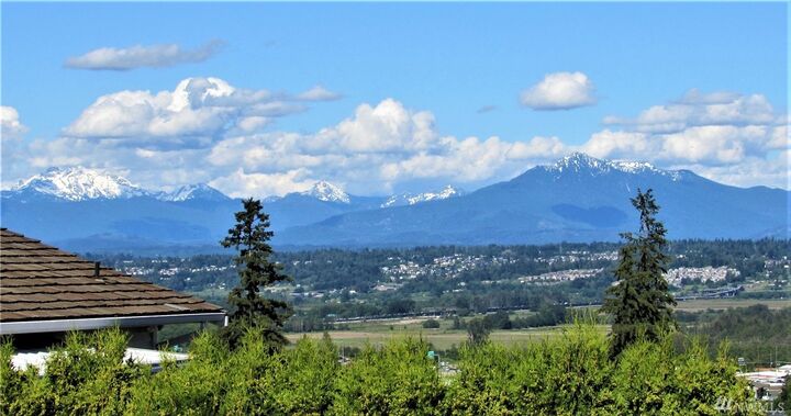 Property Photo: 1011 Temple Dr WA 98201