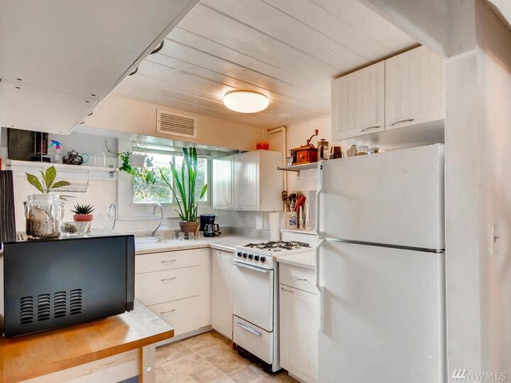 Property Photo:  5055 8th Ave NE  WA 98105 