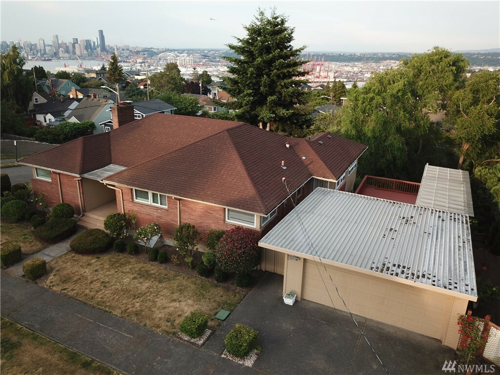 Property Photo:  3704 Belvidere Ave SW  WA 98126 