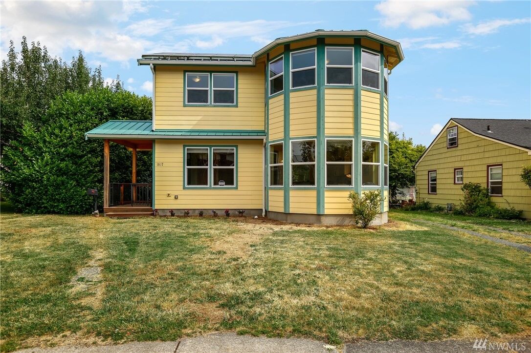 Property Photo:  1807 McKenzie Ave  WA 98225 