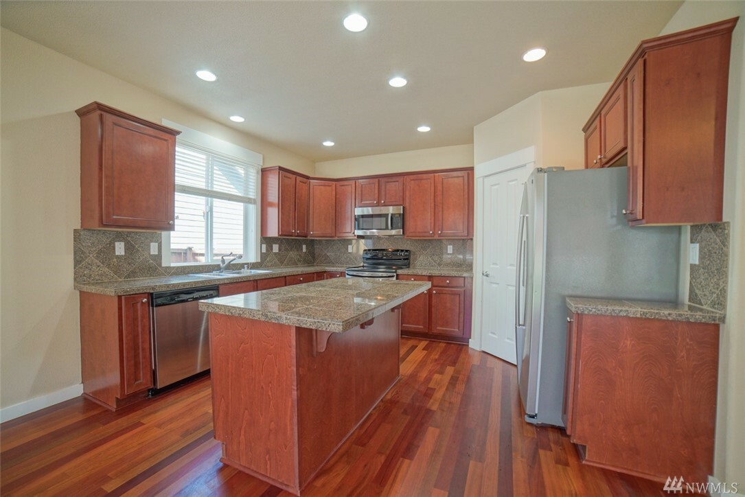 Property Photo: 10203 185th Ave E WA 98391