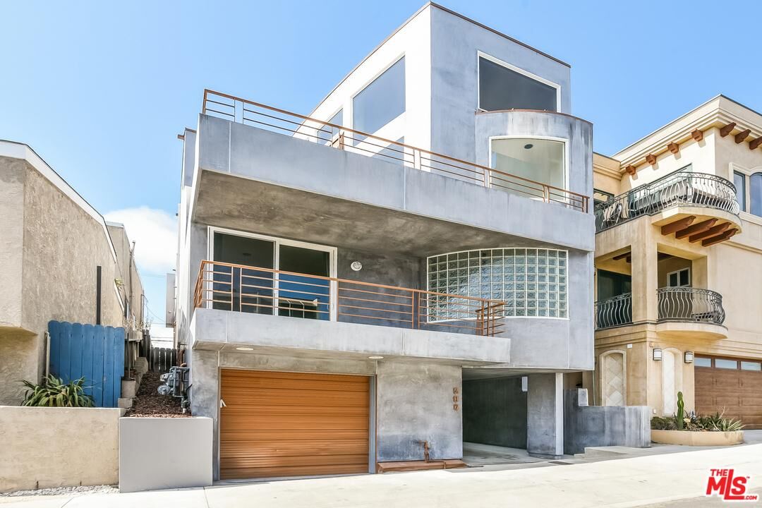Property Photo:  417 21st St  CA 90266 