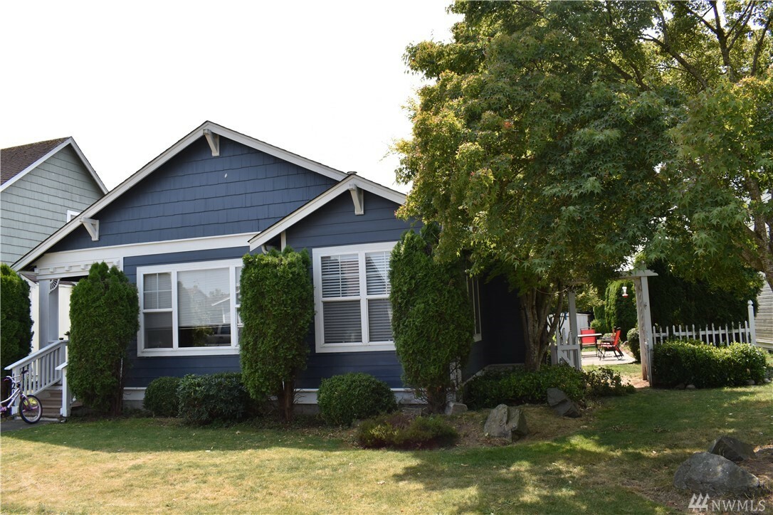 Property Photo:  1212 Ash St  WA 98264 