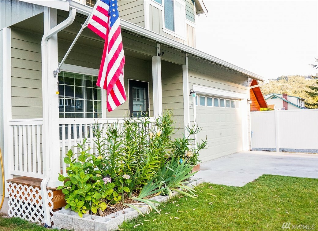 Property Photo: 227 Mashell Ave S WA 98328