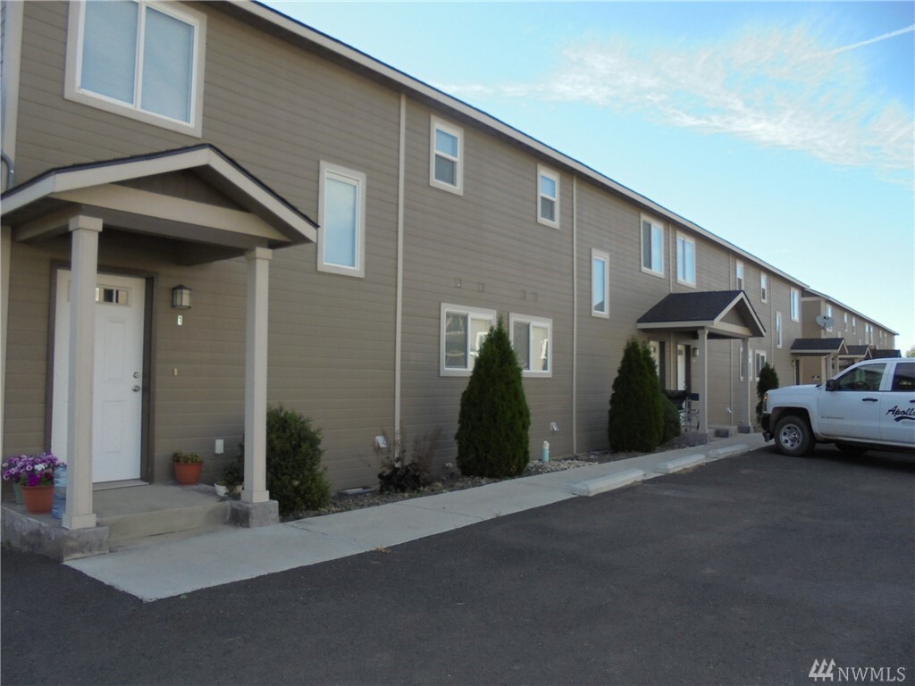 Property Photo: 611 3rd Ave NE WA 98823