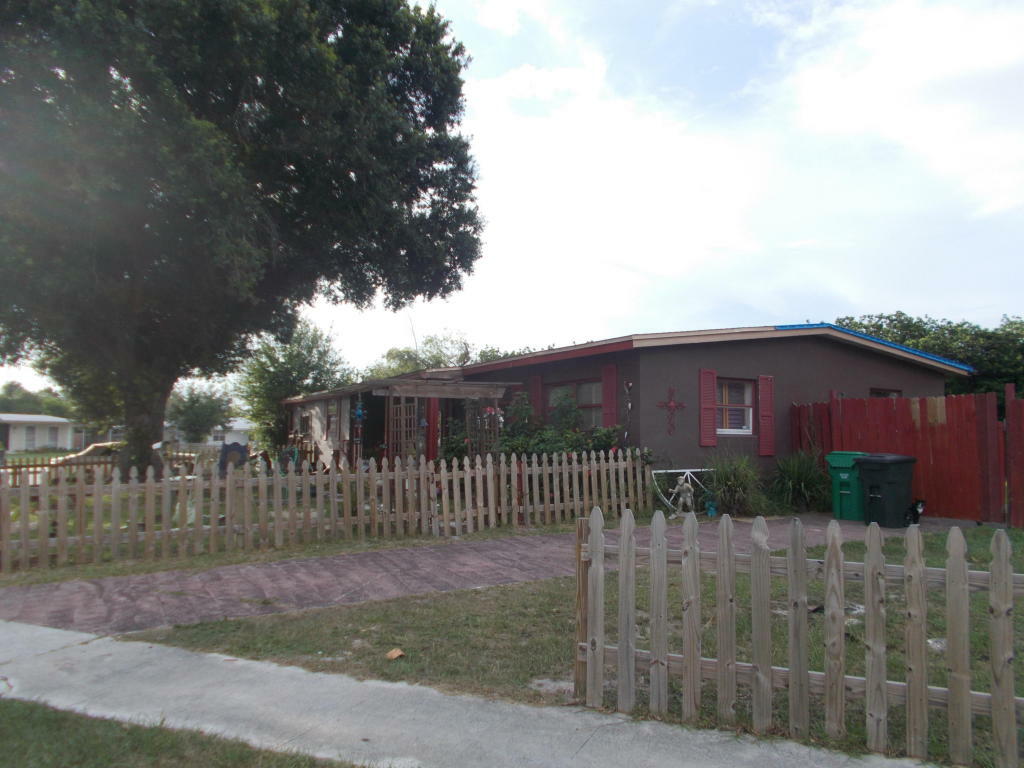 Property Photo:  225 SE Airoso Boulevard  FL 34983 