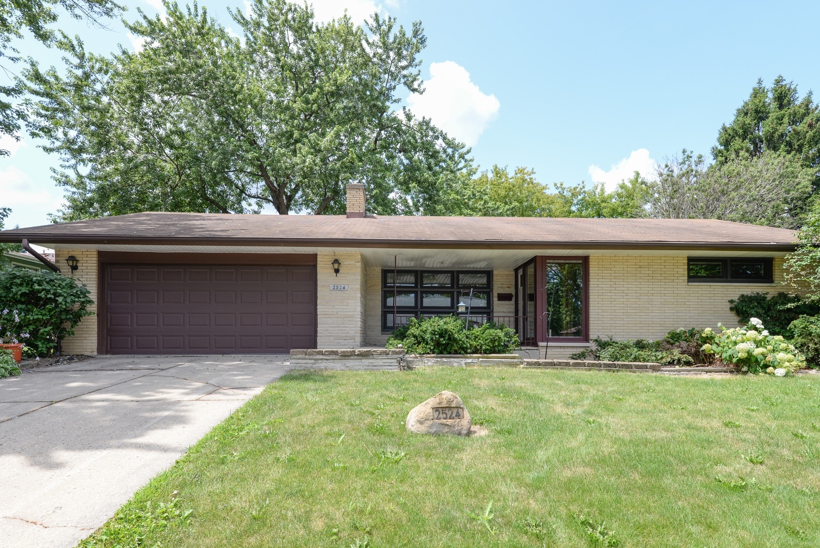 Property Photo:  2524 Dunlay Court  IL 60085 