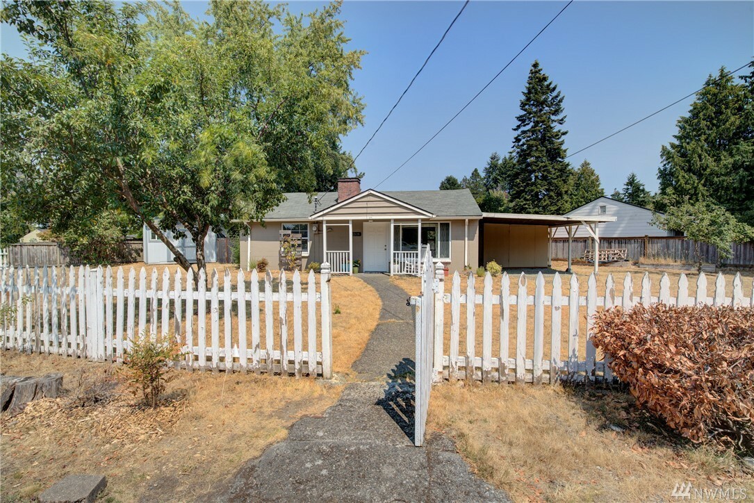 Property Photo:  1318 N 121st St  WA 98133 