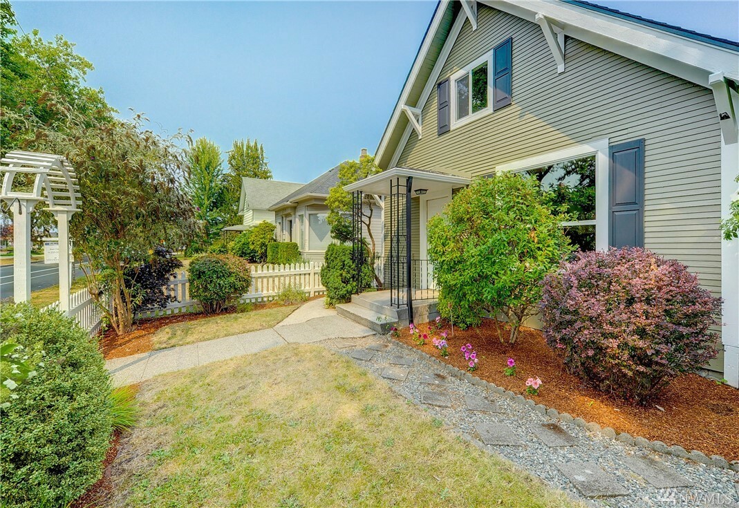 Property Photo: 1717 Colby Ave WA 98201