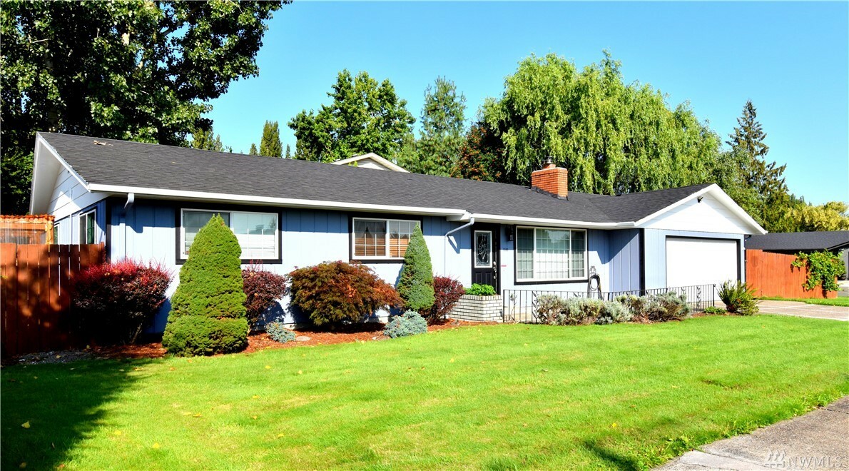 Property Photo:  1525 33rd Ave  WA 98632 