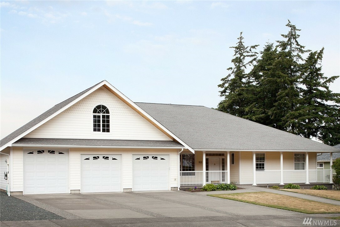 Property Photo:  912 40th St  WA 98229 