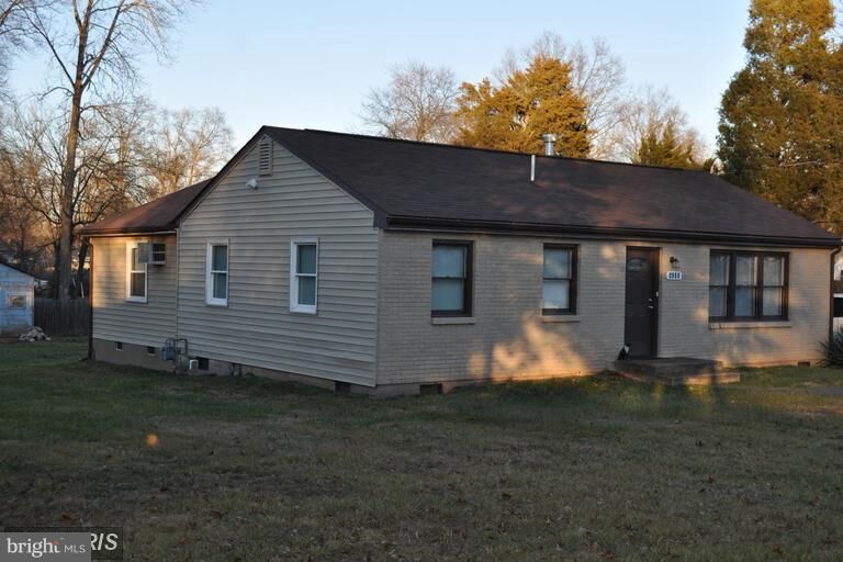 Property Photo: 9000 Yorkshire Lane VA 20111