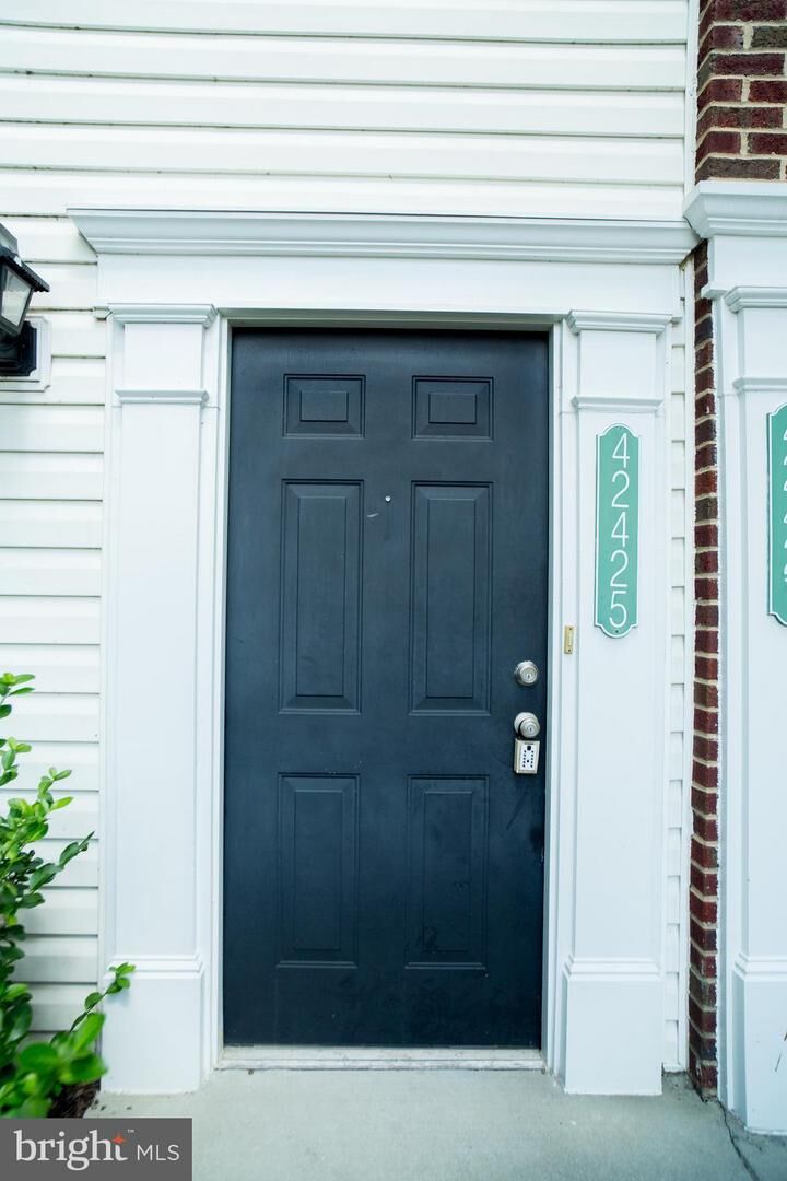 Property Photo:  42425 Goldenseal Square  VA 20148 