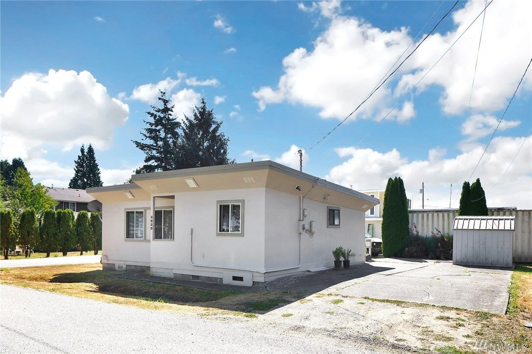 Property Photo: 4925 Henley St WA 98230