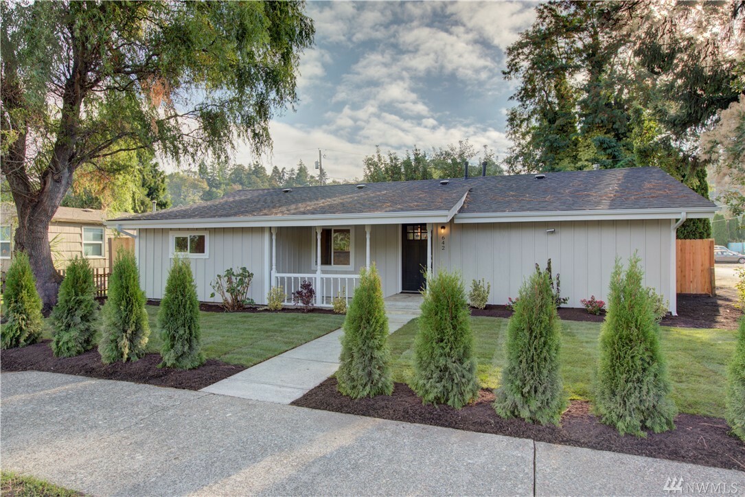 Property Photo:  642 Railroad Ave S  WA 98032 