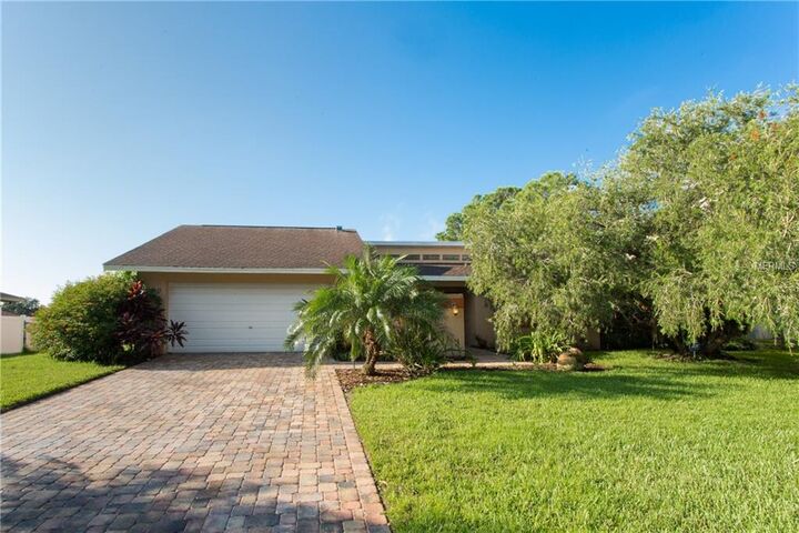 Property Photo: 1750 74th Circle NE FL 33702