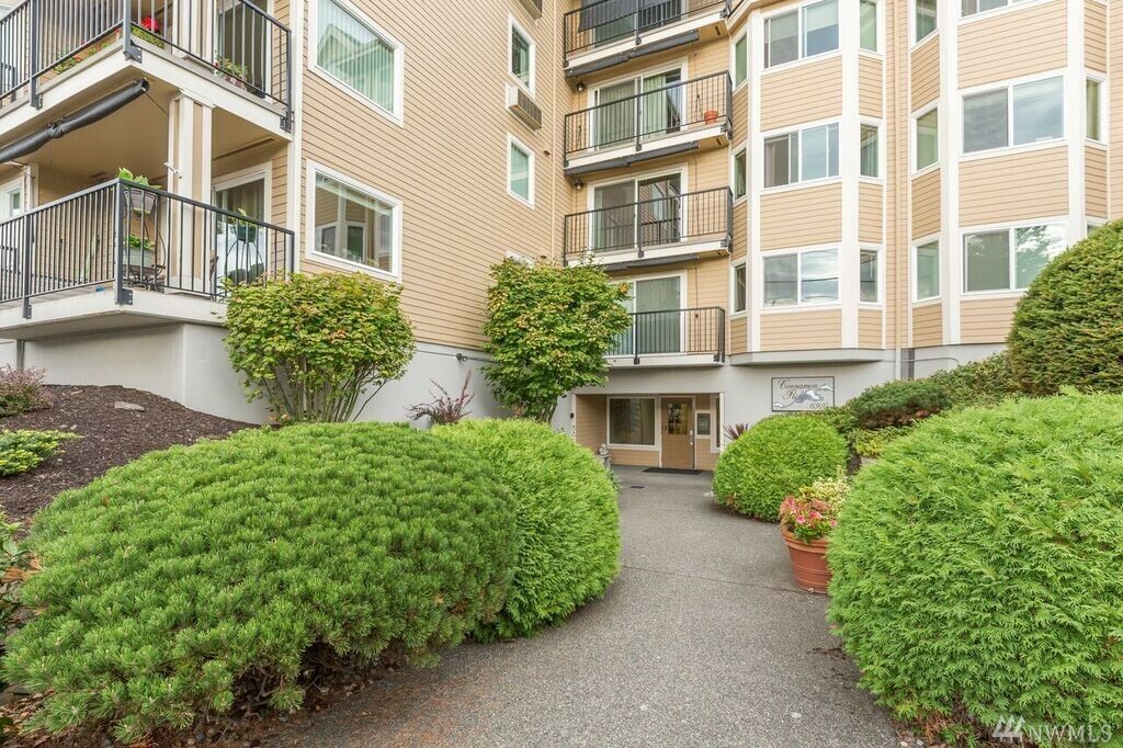 Property Photo:  6910 California Ave SW 33  WA 98136 