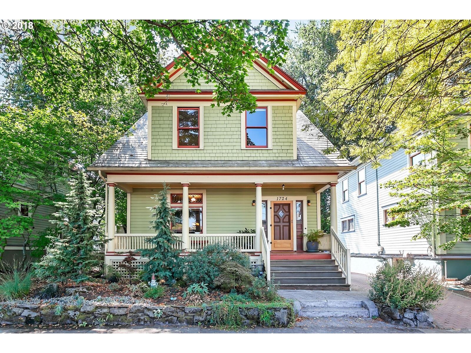Property Photo:  1724 SE Ash St  OR 97214 