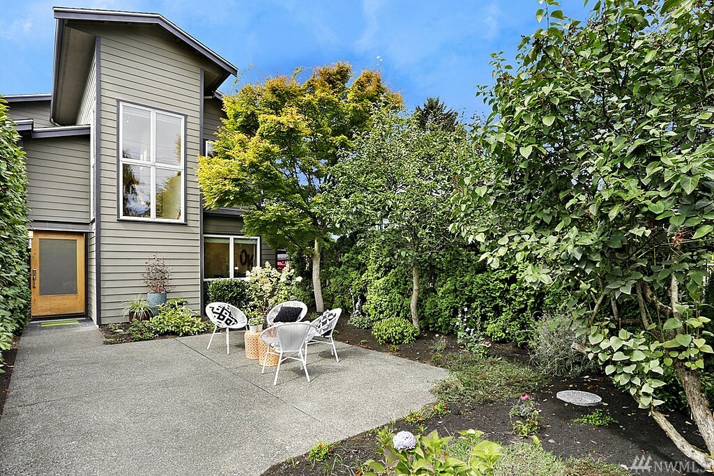 Property Photo:  907 Broadway E  WA 98102 