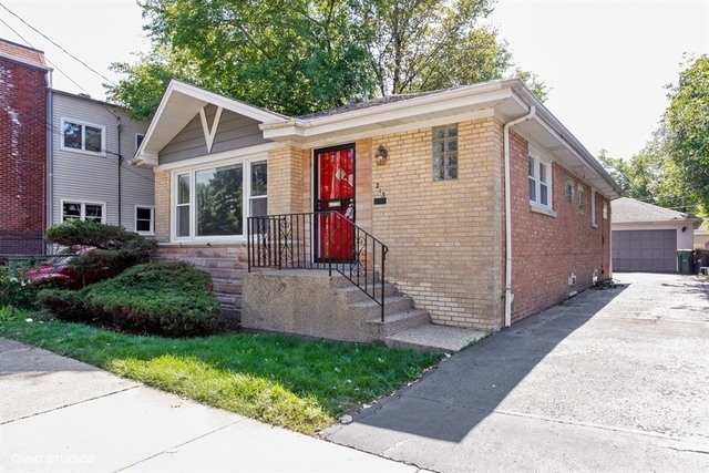 Property Photo:  213 Augusta Street  IL 60302 