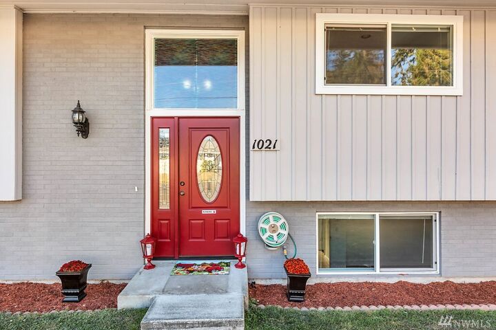 Property Photo: 1021 NE O'Leary St WA 98277