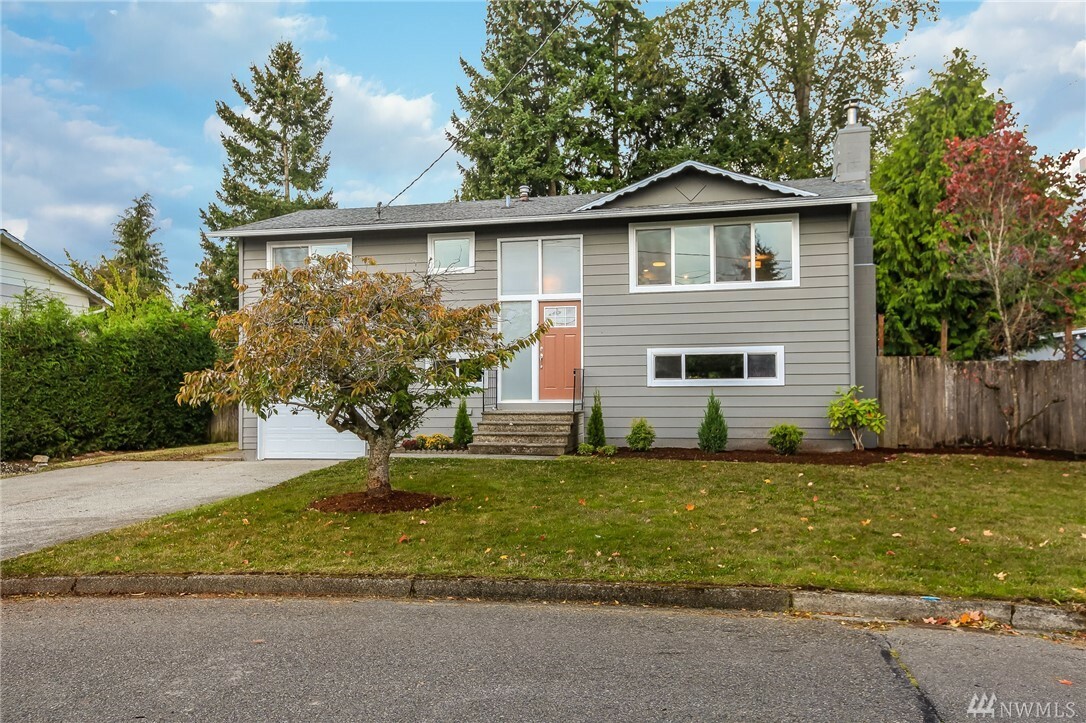 Property Photo:  1701 Edmonds Wy SE  WA 98058 