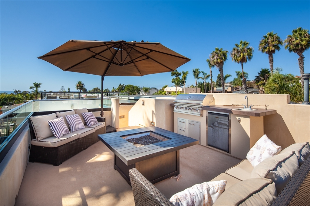 Property Photo: 1419 Opal St CA 92109