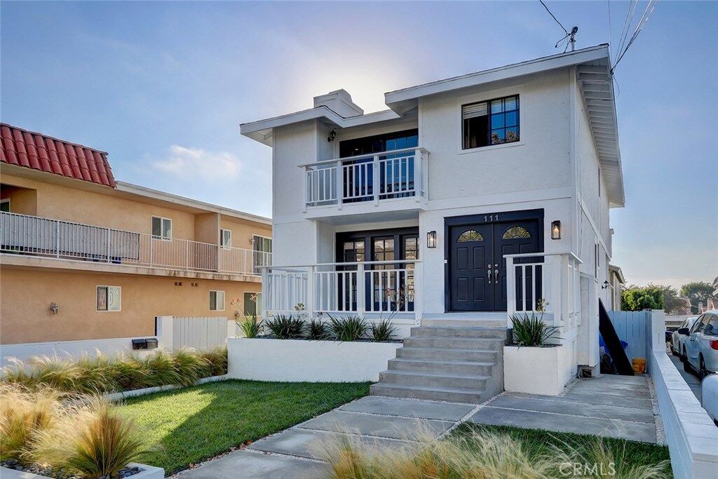 Property Photo:  111 S Lucia Avenue 1  CA 90277 