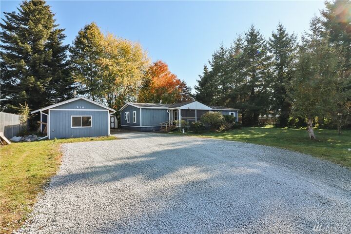 Property Photo:  910 Maple St  WA 98284 