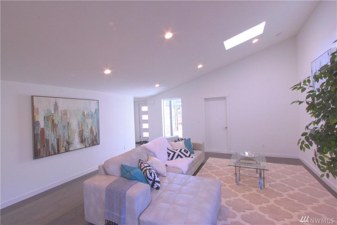 Property Photo: 13712 Palatine Avenue N WA 98133