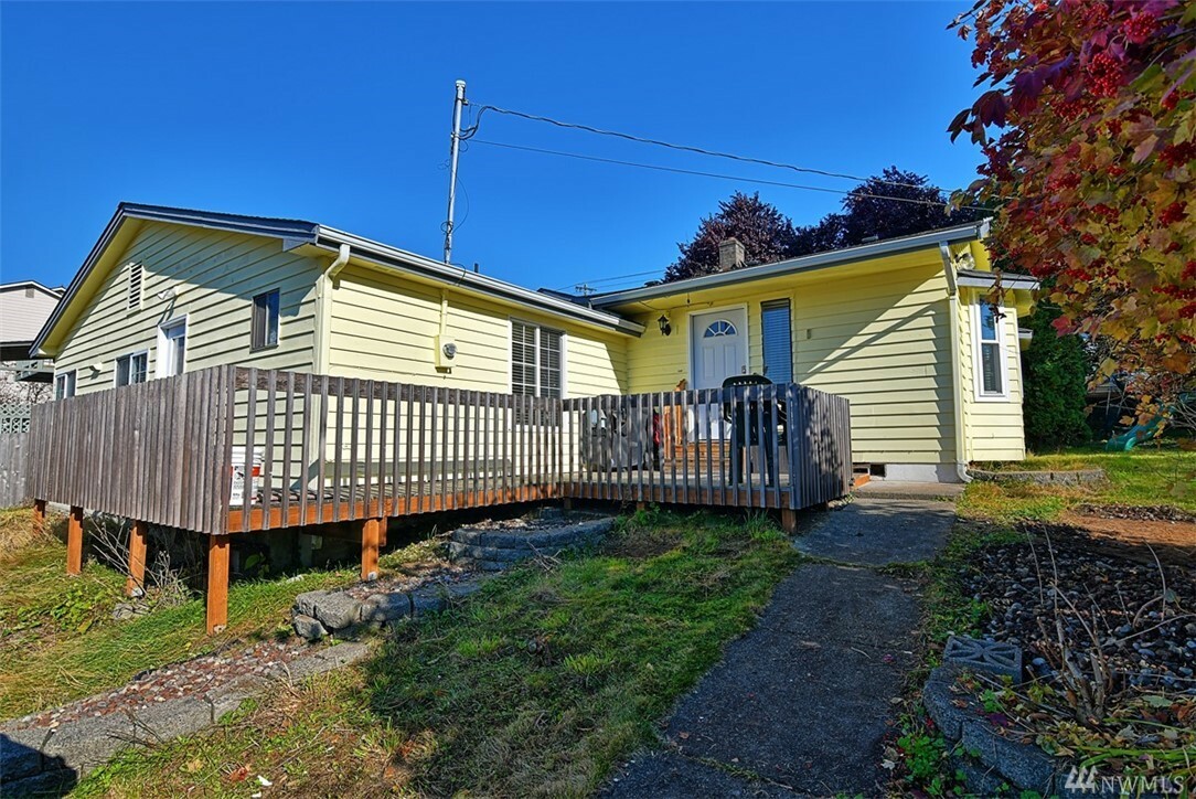 Property Photo:  819 E 2nd St  WA 98223 