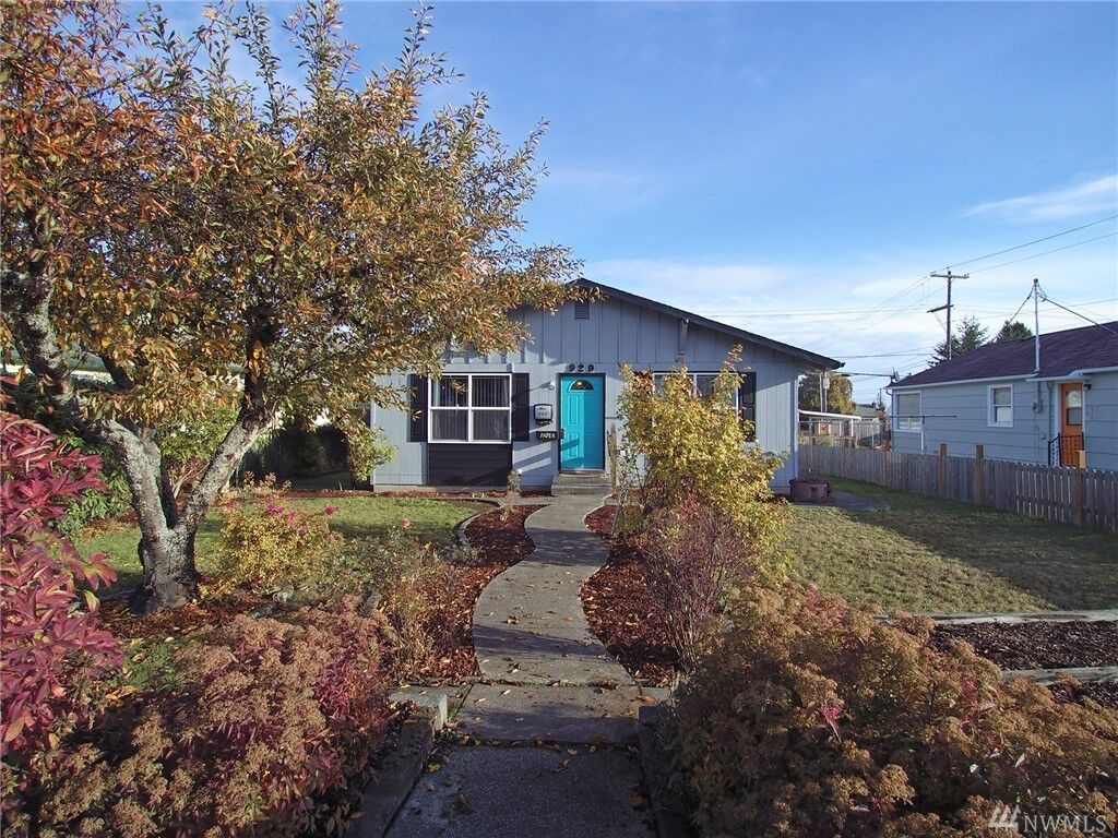 Property Photo: 929 E 5th St WA 98362