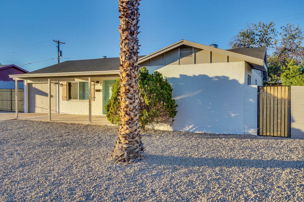 Property Photo: 7922 W Cheery Lynn Road AZ 85033