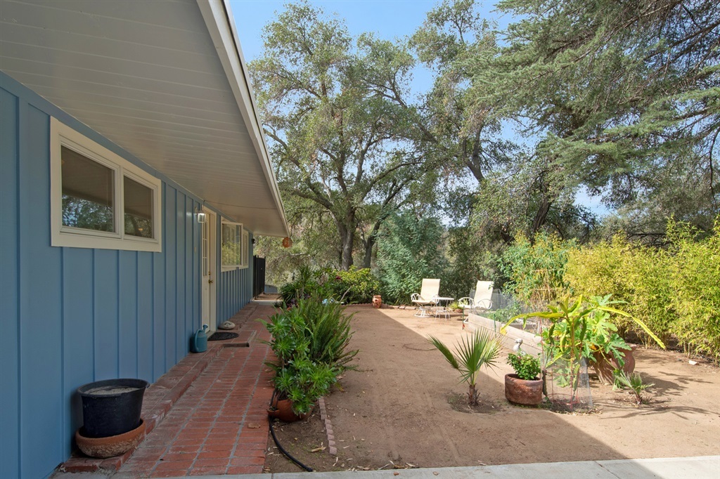 Property Photo:  1031 Silver Springs Ln  CA 92028 