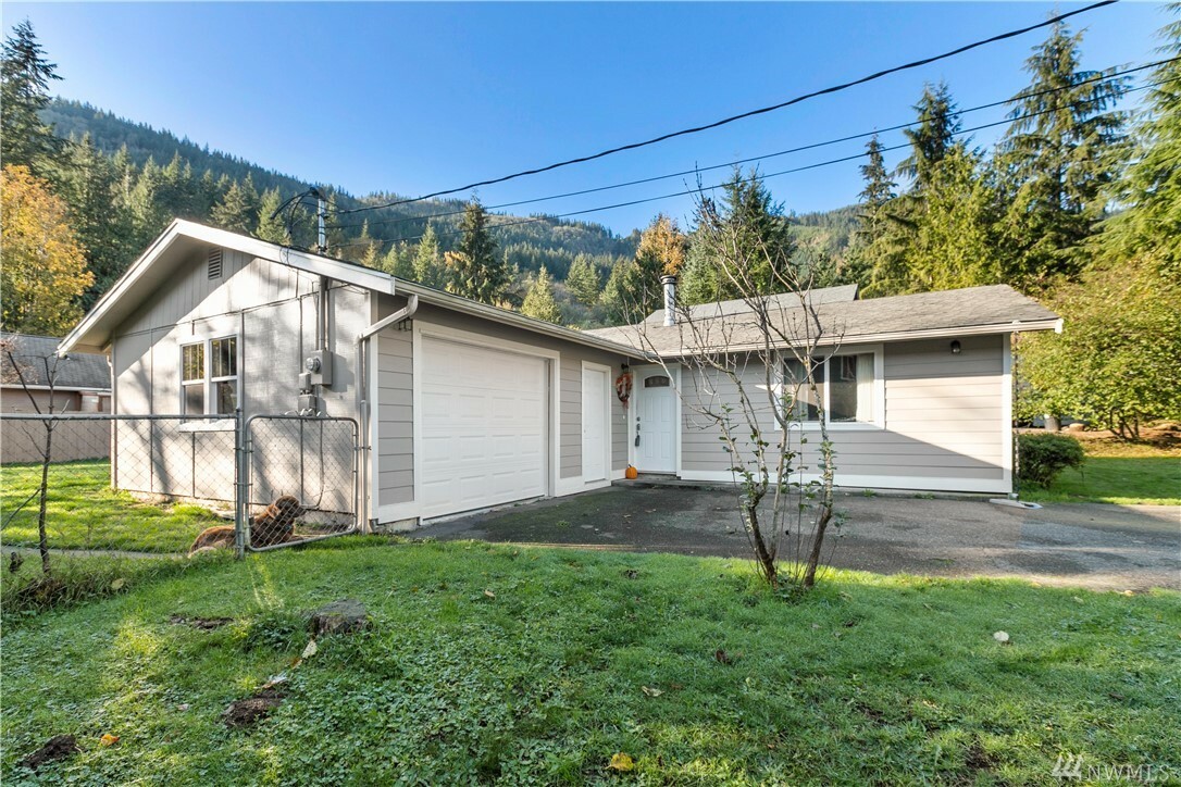 Property Photo:  525 Wildwood Dr  WA 98248 