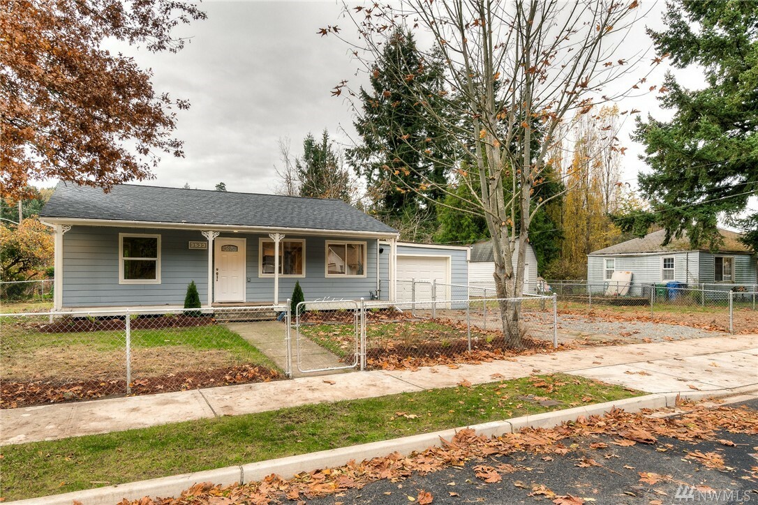 Property Photo:  3533 SE 5th St  WA 98058 