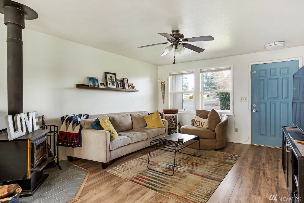 Property Photo: 327 SE Fisher Ct WA 98277