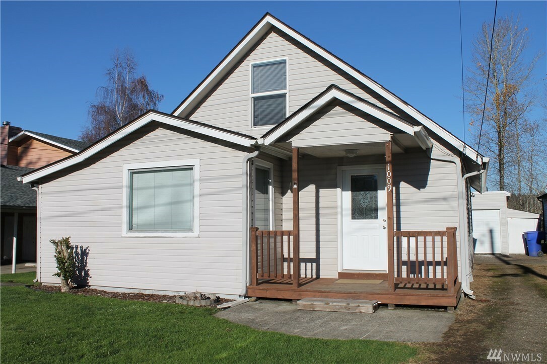 Property Photo:  1009 Elm St  WA 98626 