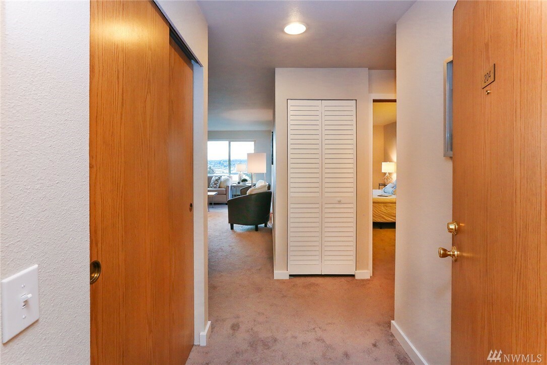 Property Photo: 4421 Greenwood Ave N 204 WA 98103