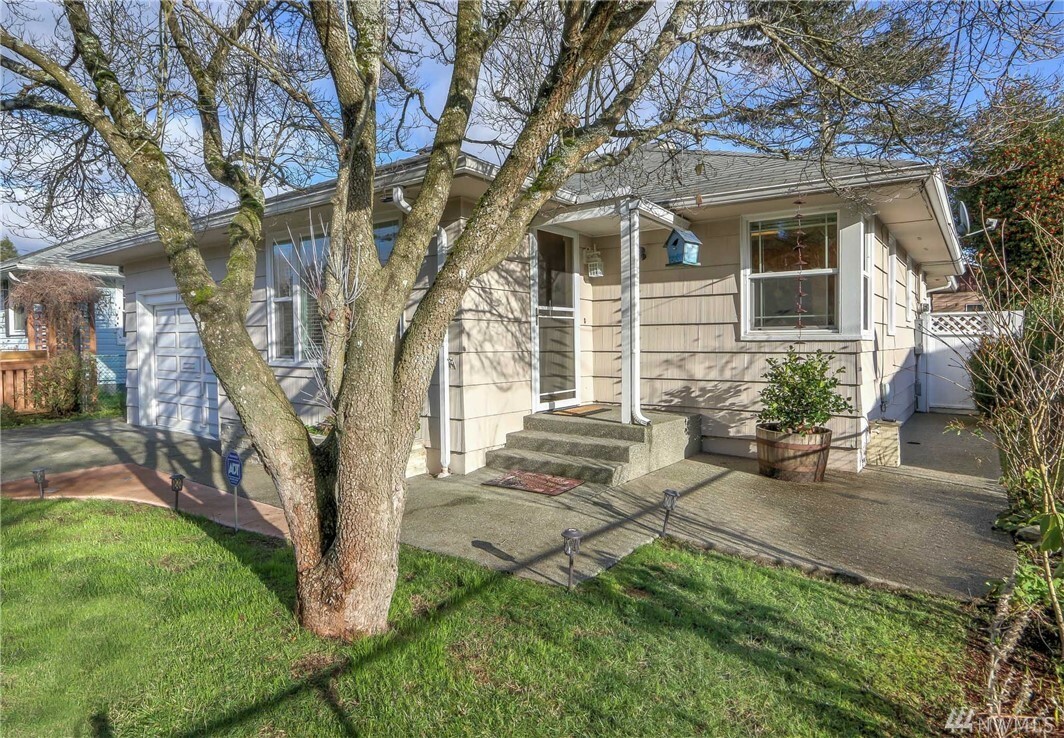 Property Photo:  1742 Snyder Ave  WA 98312 