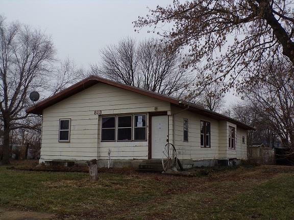 Property Photo:  813 Main Street  MO 64036 