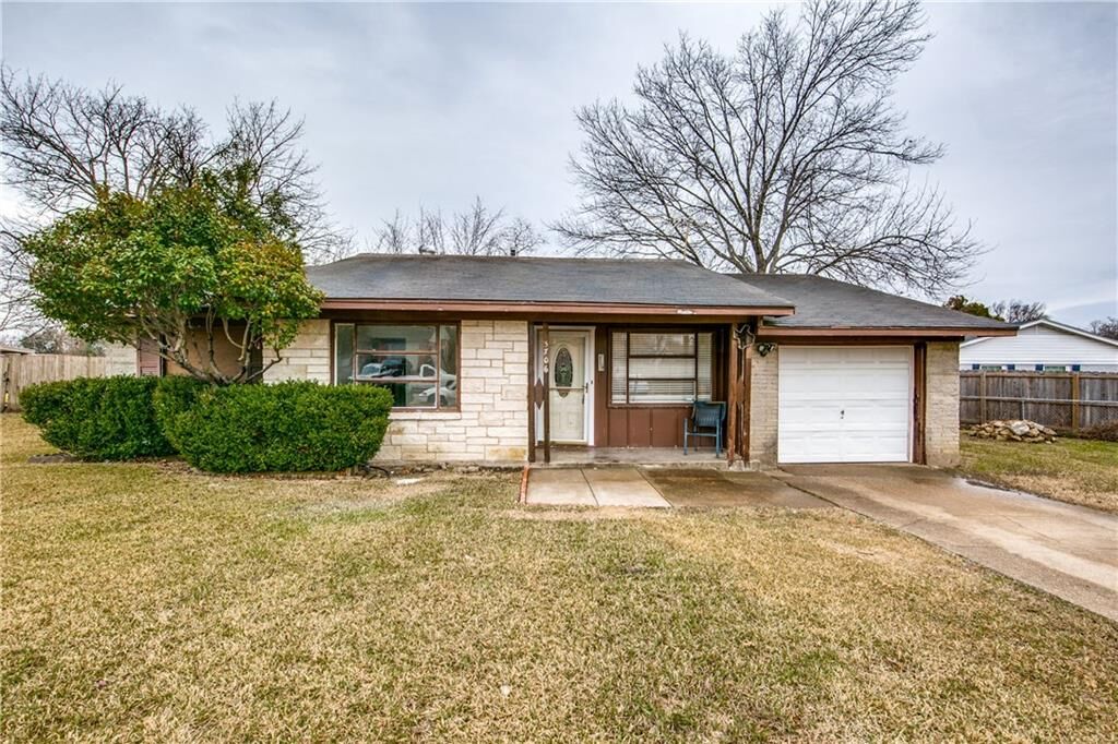 Property Photo: 3706 Nabholtz Lane TX 75150