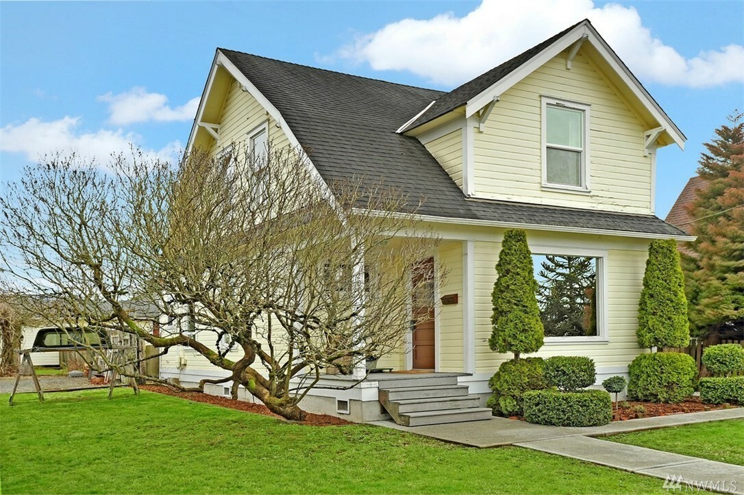 Property Photo:  2003 Highland Ave  WA 98201 