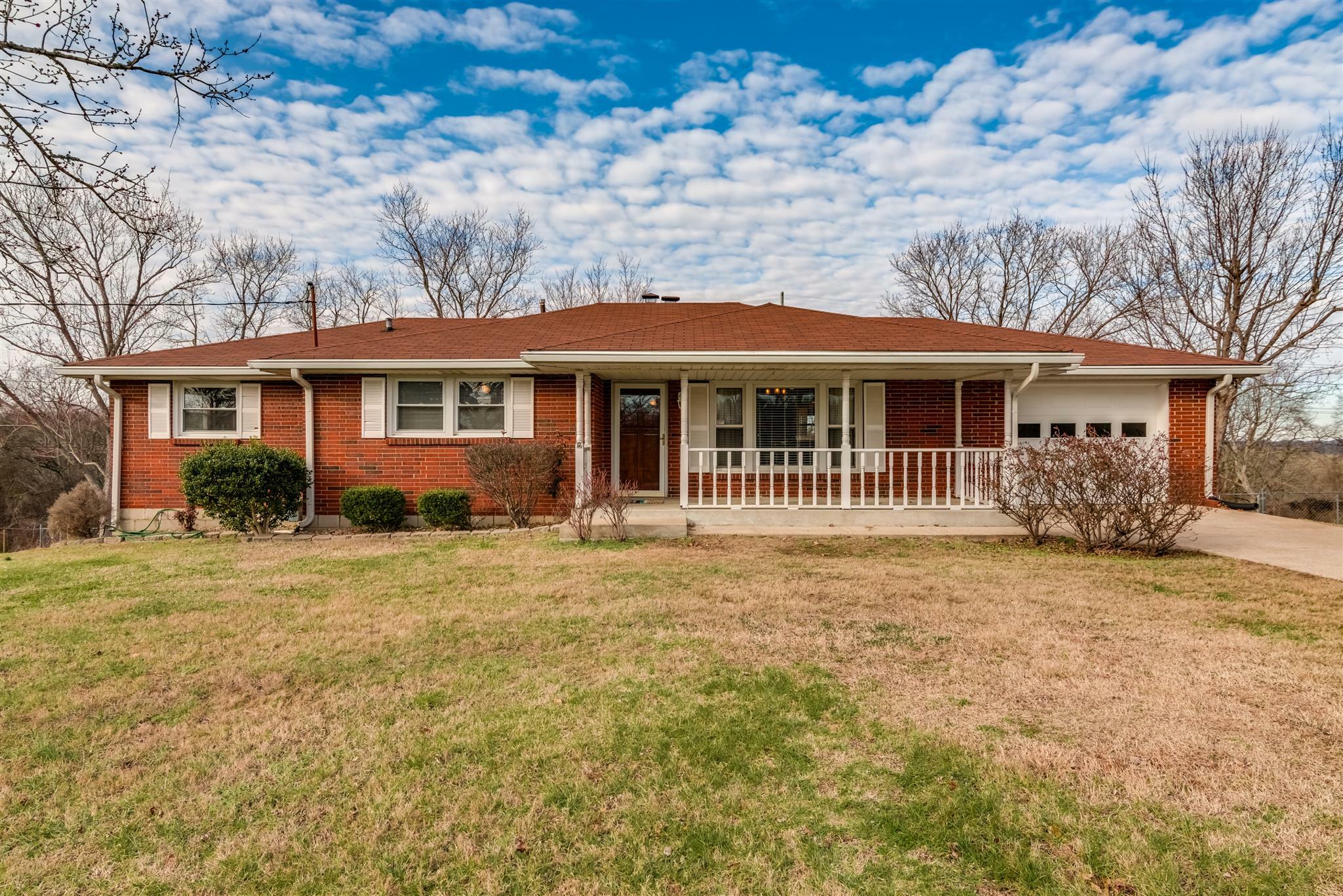 Property Photo: 211 Rosehill Dr TN 37072