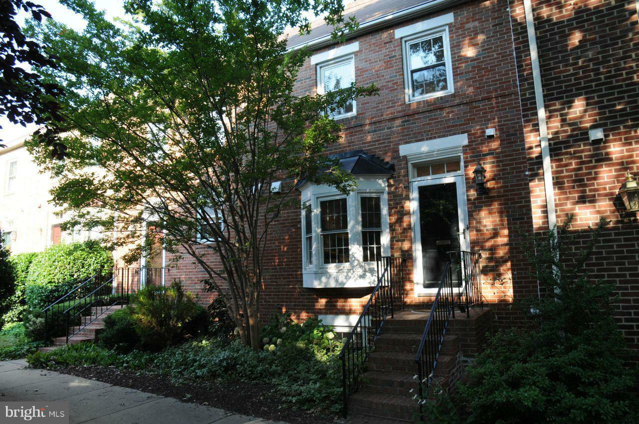 Property Photo:  435 Old Town Court  VA 22314 