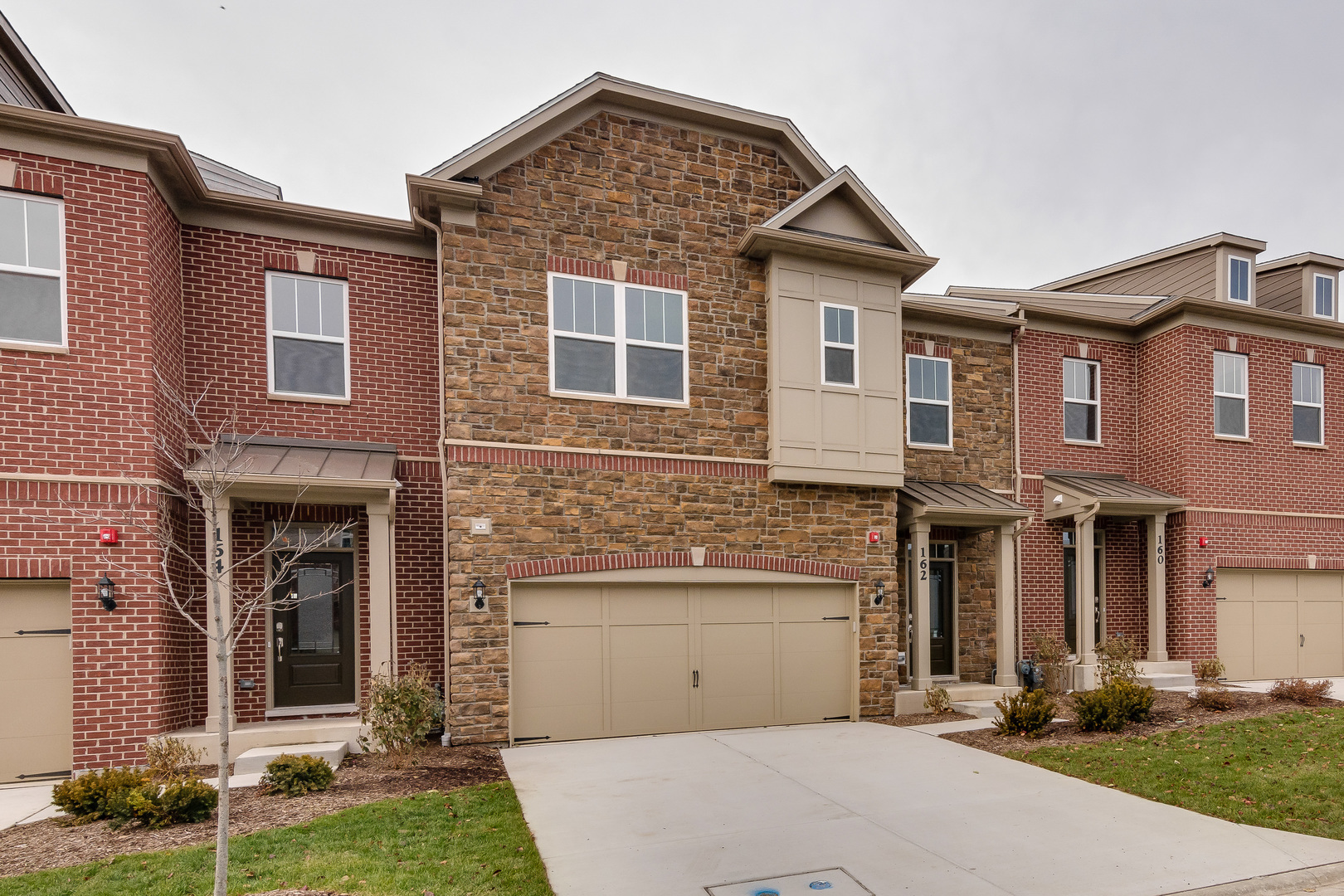 Property Photo: 158 Pemberton Way IL 60108